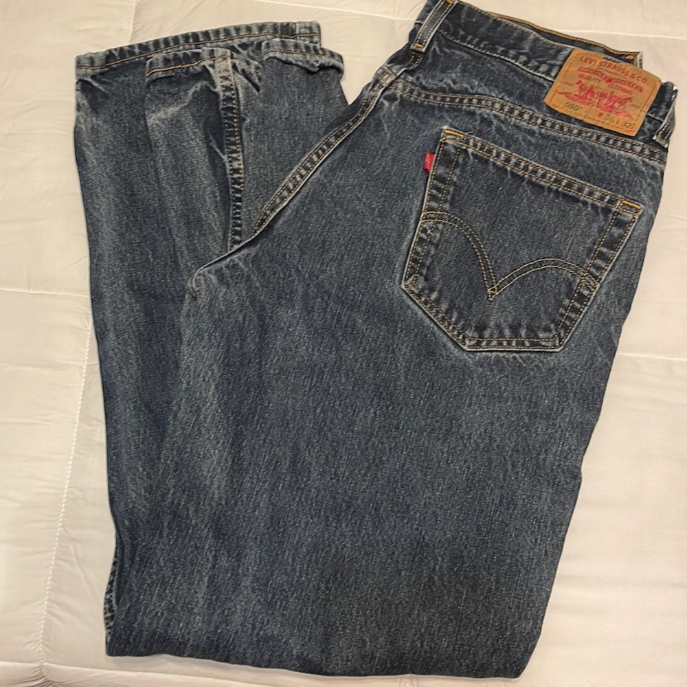 Medium wash, relaxed fit 550, men’s Levi’s, excellent condition 36 x 32